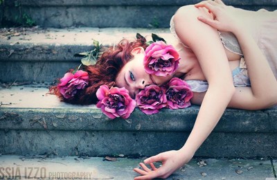 玫瑰花阶梯美女摄影4k壁纸