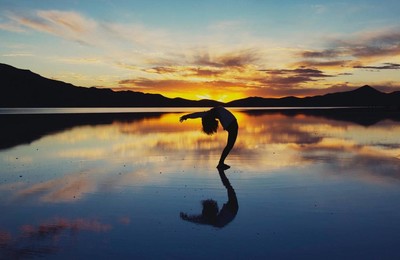 体育瑜伽夕阳湖水高清壁纸