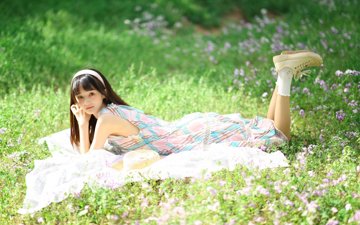 草地上的花裙子甜美女孩图片
